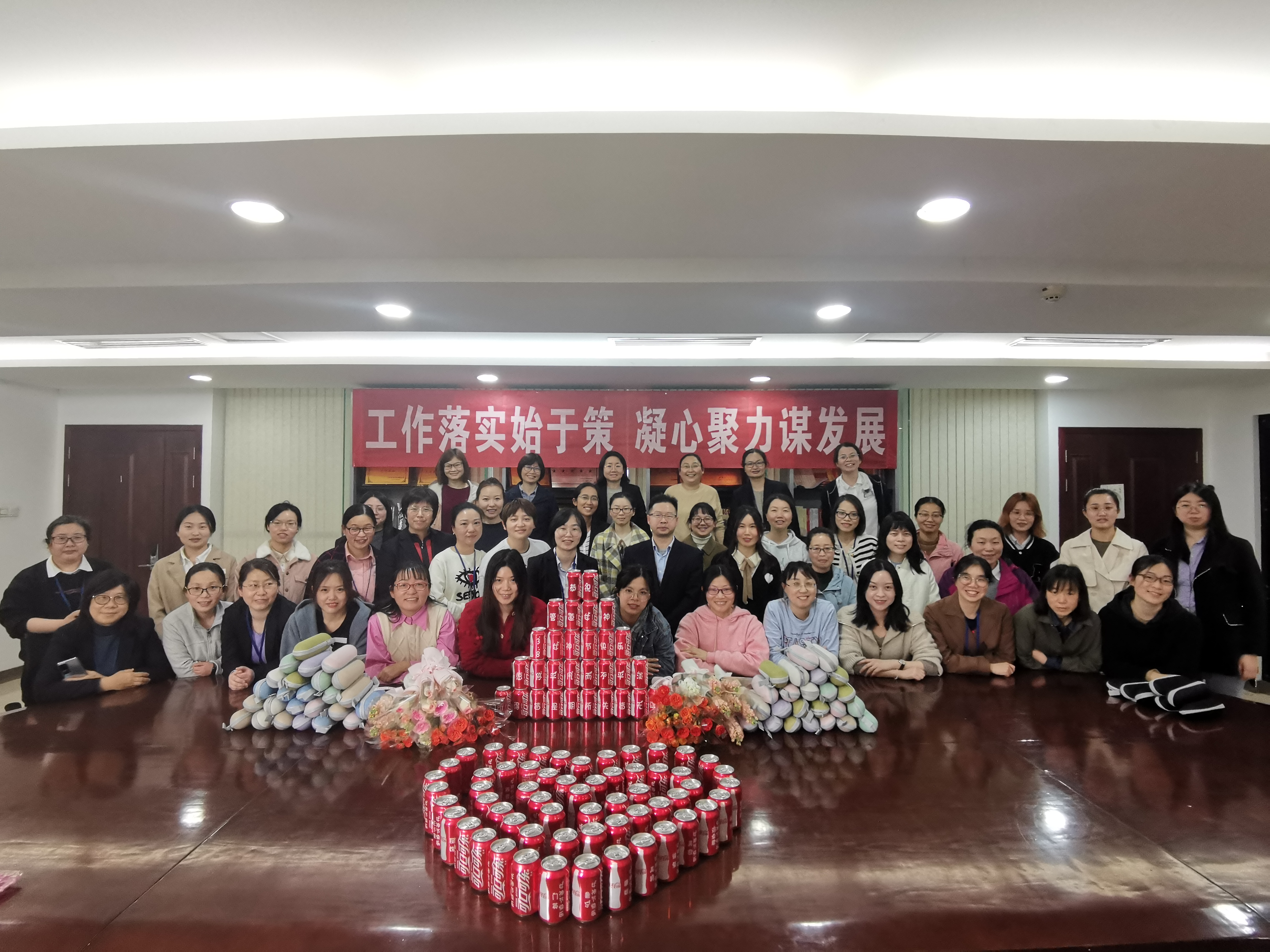 10.23年三八节，为感谢部门女员工的辛勤付出，支部组织为科室女员工送祝福慰问活动.jpg